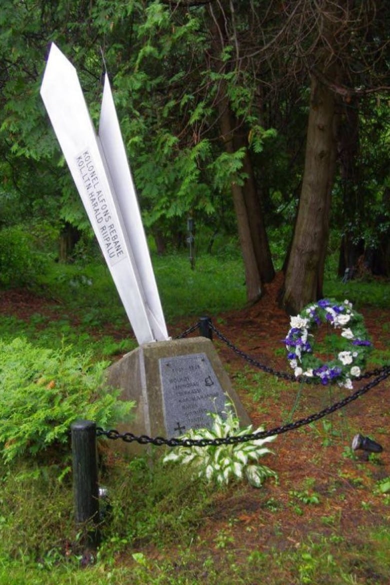 monument with wreath