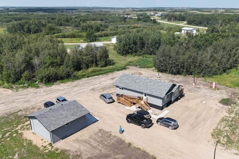 A sky view photo of a house and the area around it. 