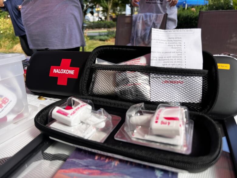 An open Naloxone kit.