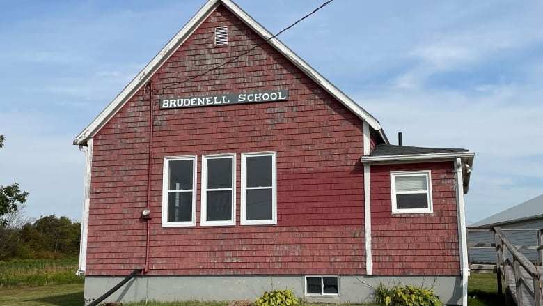 Brudenell School on a sunny day in summer.