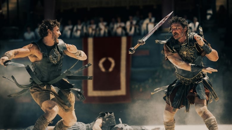 two roman soliders battle each other 