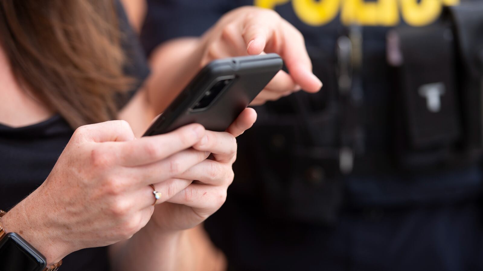Alberta Police Hunt Cellphone Scammer Who Ripped Off Retailers for $255K